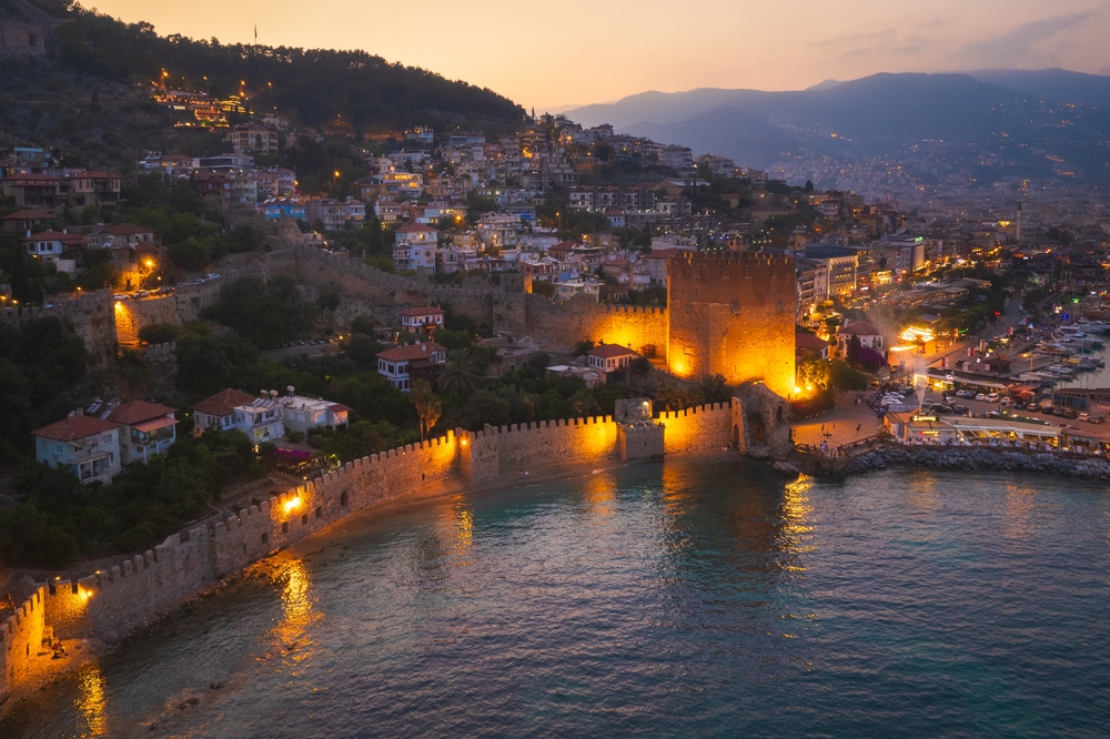 Widok na Alanyę, miasto kurortu plażowego i dzielnicę prowincji Antalya na południowym wybrzeżu Turcji