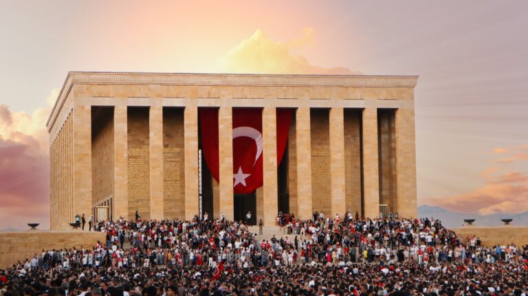 Mauzoleum Atatürka Anıtkabir w Ankarze z kolumnadą
