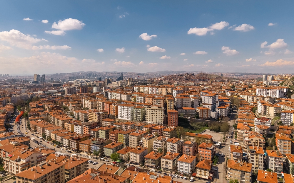 Panoramiczny widok z lotu ptaka na gęsto zabudowane miasto z pomarańczowymi dachami, Ankara, Turcja