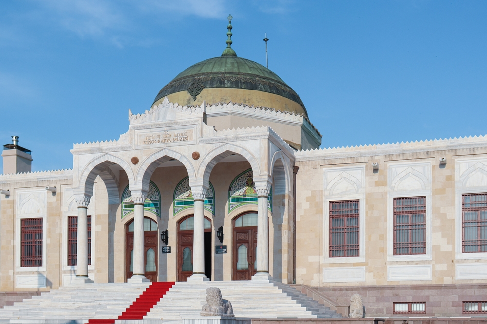 Muzeum Etnograficzne w Ankarze – fasada z zieloną kopułą, łukami i czerwonymi schodami wejściowymi