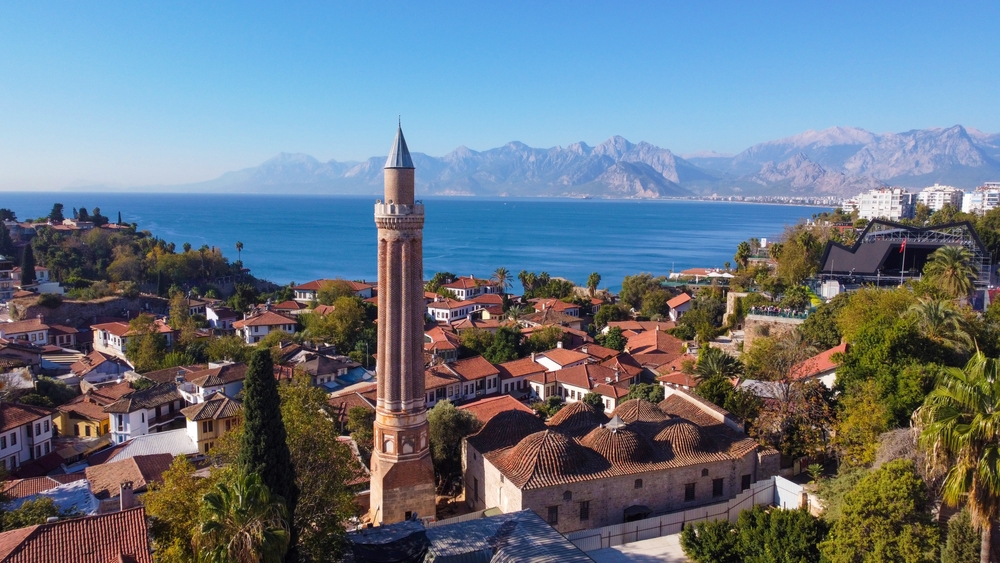 Widok z lotu ptaka na Antalya Kaleici, Domy osmańskie w Yivli Minare i Starą Antalya Marina