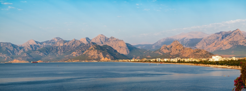 Plaża Konyaaltı w Antalyi z górami Taurus w tle