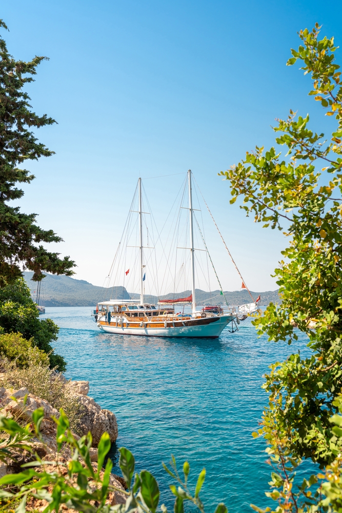 Tradycyjny turecki gulet zakotwiczony w naturalnie pięknej zatoce w Kas, Antalya