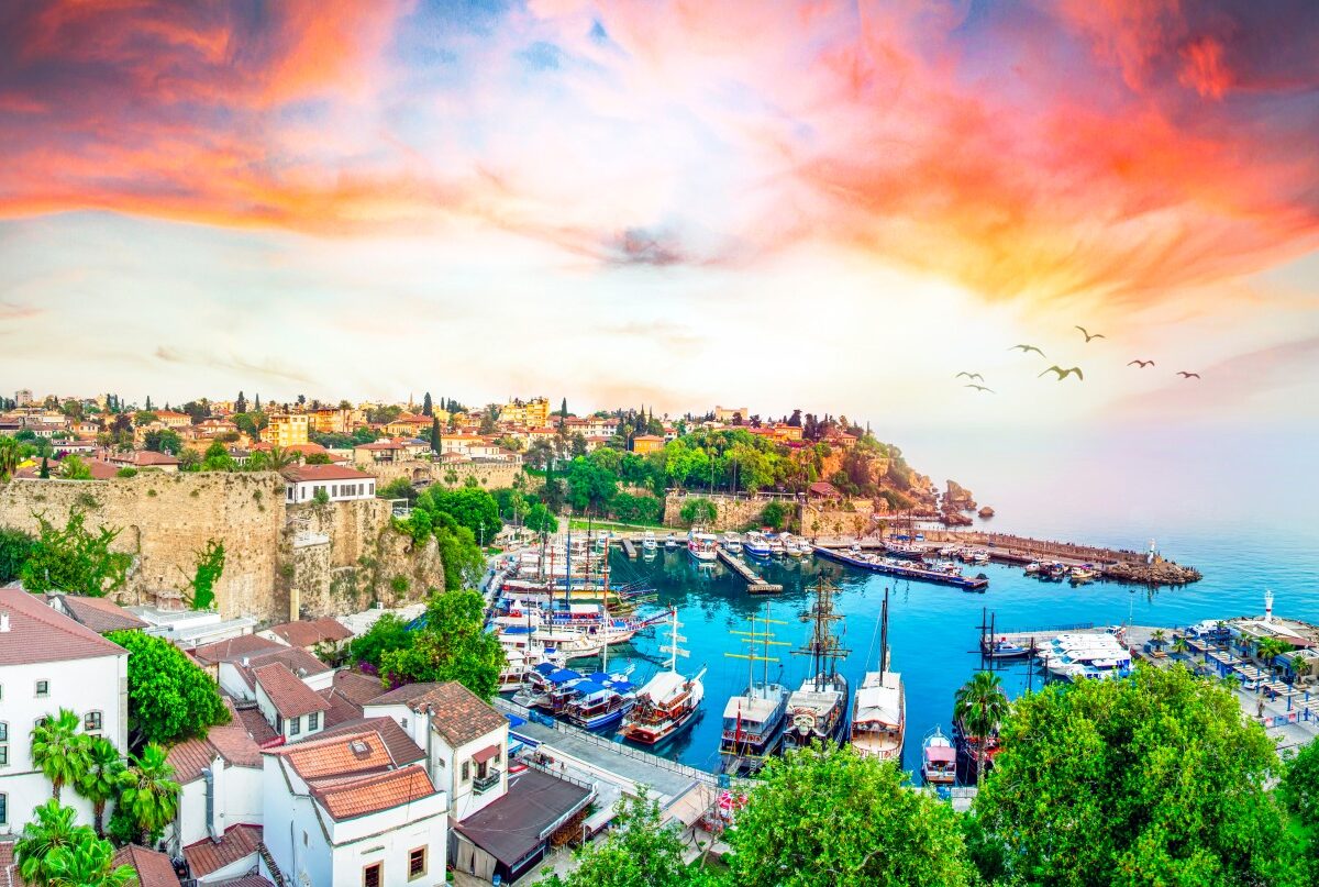Stare miasto Kaleiçi w Antalyi z portem, minaretem Yivli Minare