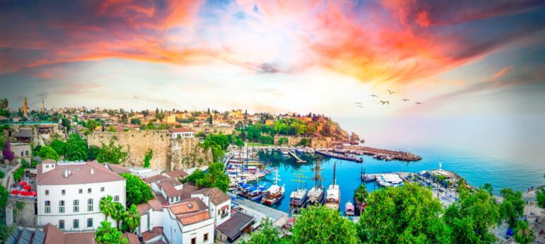 Stare miasto Kaleiçi w Antalyi z portem, minaretem Yivli Minare