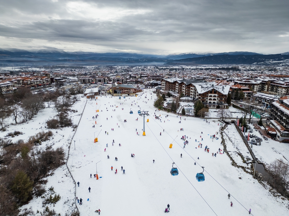 Stok narciarski w Bansko z wyciągami i ośnieżonymi szczytami masywu Pirin w tle
