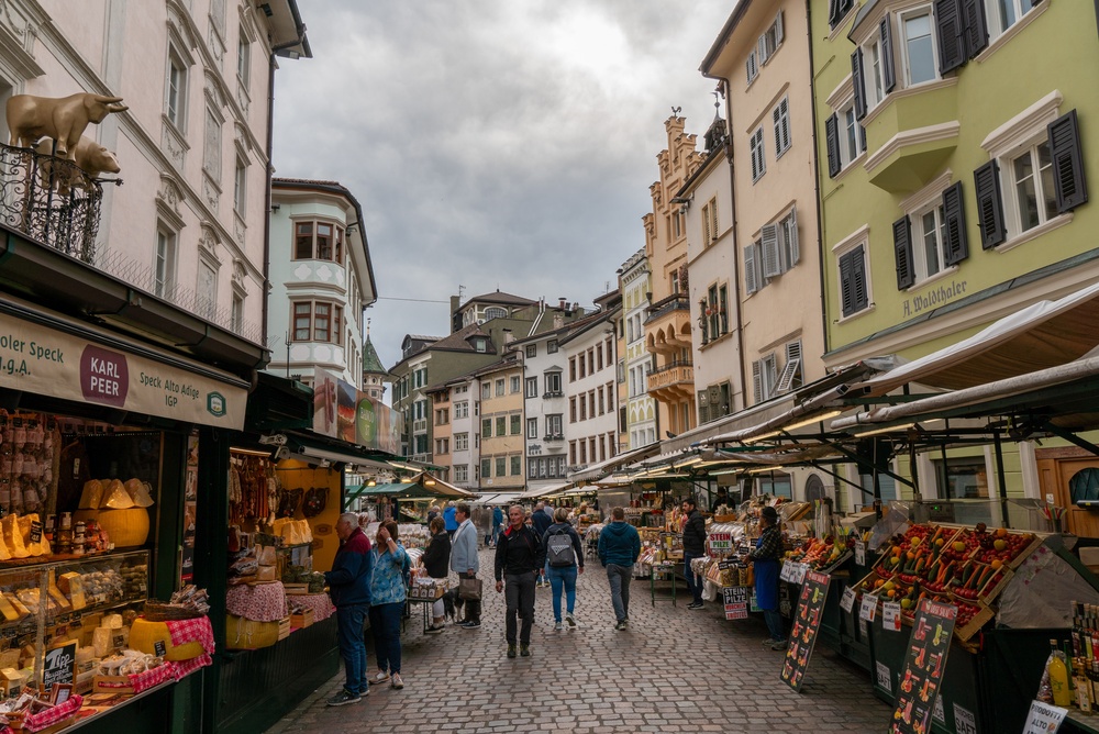 Bolzano w Trydencie-Górnej Adyga - Piazza Walther z jarmarkiem bożonarodzeniowym Christkindlmarkt