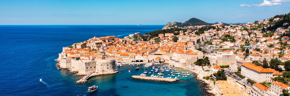 Dubrownik z lotu ptaka - mury obronne UNESCO, port miejski i wyspa Lokrum