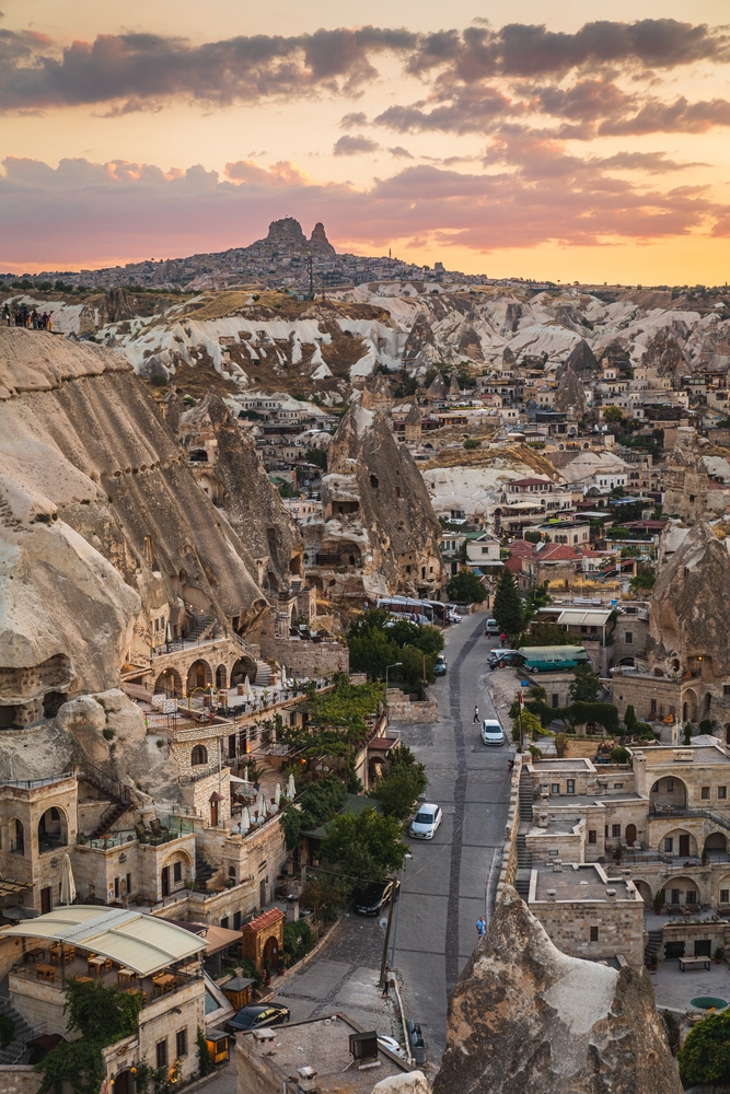 Panorama Göreme w Kapadocji o zachodzie słońca z charakterystycznymi skałami i budynkami wbudowanymi w tufy wulkaniczne