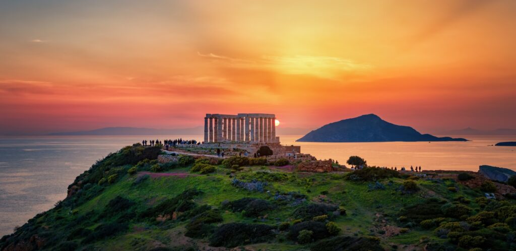 Widok panoramiczny na słynną zabytkową świątynię Posejdona na przylądku Sounion, Attyka, Grecja
