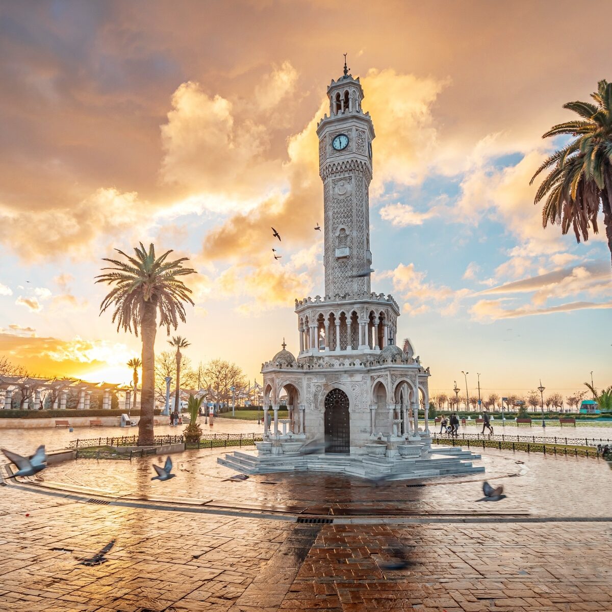Wieża zegarowa Saat Kulesi na placu Konak w İzmirze