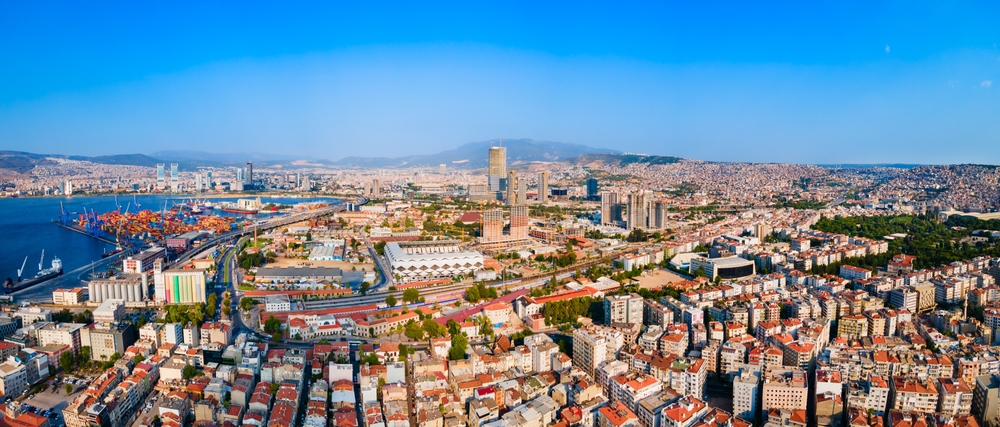 Panoramiczny widok z lotu ptaka na Izmir z portem, wieżowcami i gęstą zabudową mieszkalną