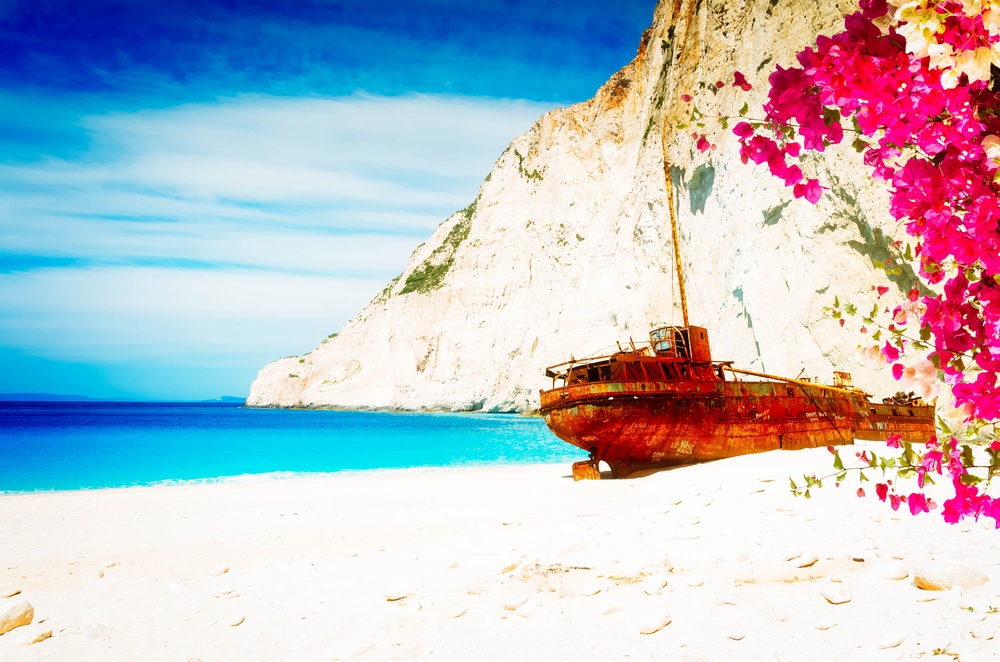 Plaża Navagio na Zakynthos, wrak statku na białym piasku otoczonym klifami