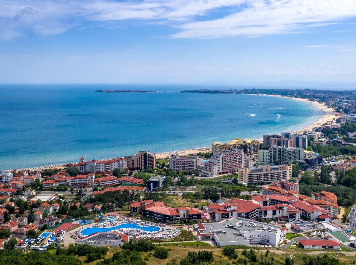 Plaża Słonecznego Brzegu z lotu ptaka z hotelami i półwyspem Nesebyru w tle