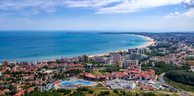 Plaża Słonecznego Brzegu z lotu ptaka z hotelami i półwyspem Nesebyru w tle