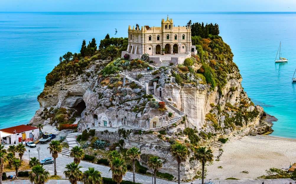 Tropea w Kalabrii - klasztor Santa Maria dell'Isola na klifie nad turkusowym morzem