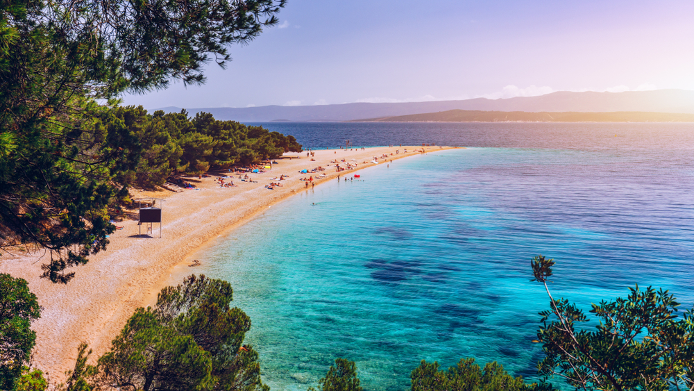 Plaża Zlatni Rat na Braču z lotu ptaka - złoty róg w turkusowym morzu