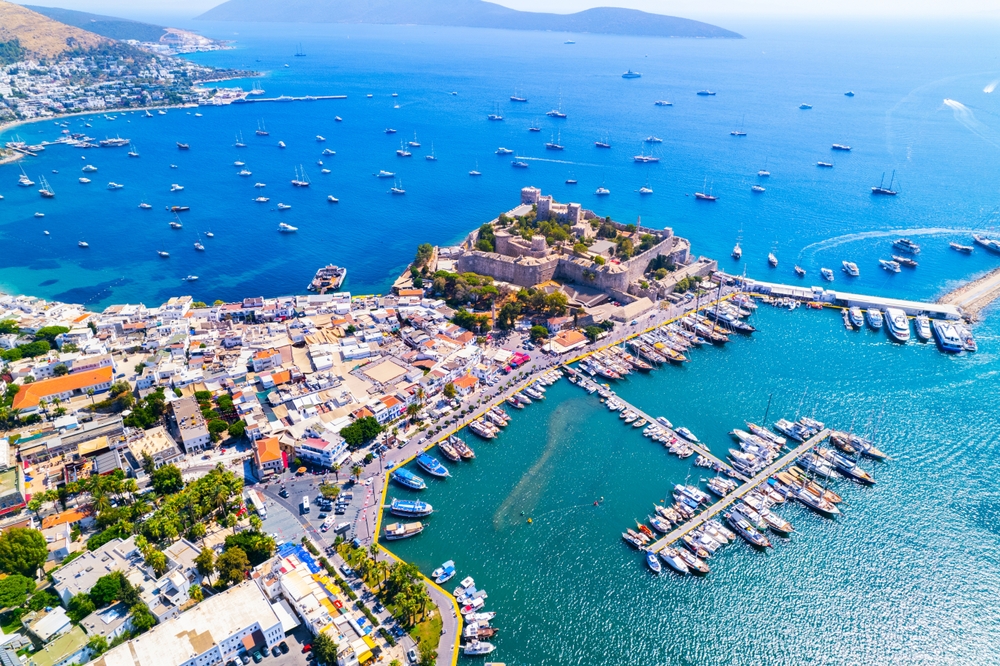 Zamek świętego Piotra w Bodrum nad mariną i białe domy kurortu nad Morzem Egejskim