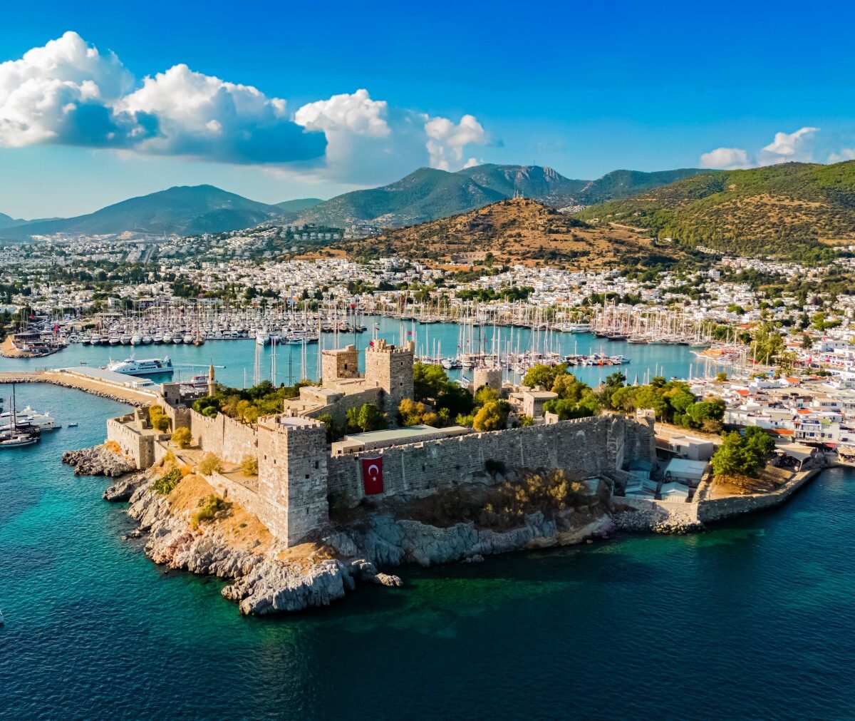 Marina Yalıkavak na półwyspie Bodrum z jachtami i białymi domami
