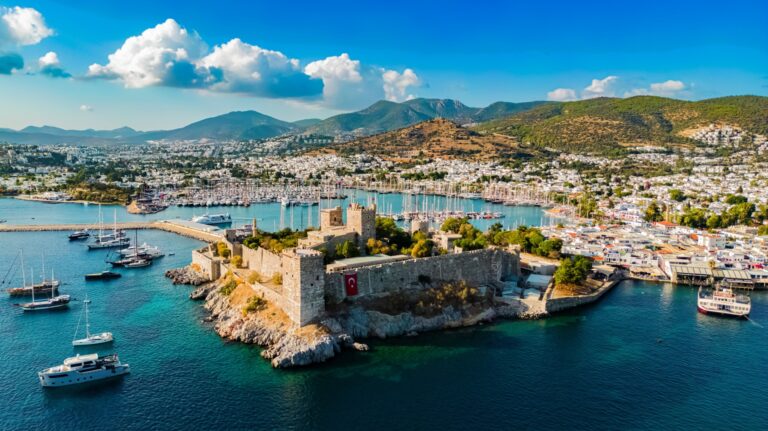 Marina Yalıkavak na półwyspie Bodrum z jachtami i białymi domami