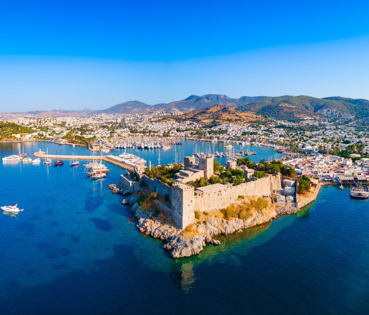 Zatoka Marmaris z mariną Netsel i sosnowymi górami Zielonego Marmaris. Żeglarska stolica tureckiego Wybrzeża Egejskiego.