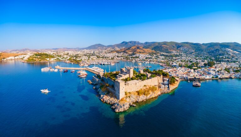 Zatoka Marmaris z mariną Netsel i sosnowymi górami Zielonego Marmaris. Żeglarska stolica tureckiego Wybrzeża Egejskiego.