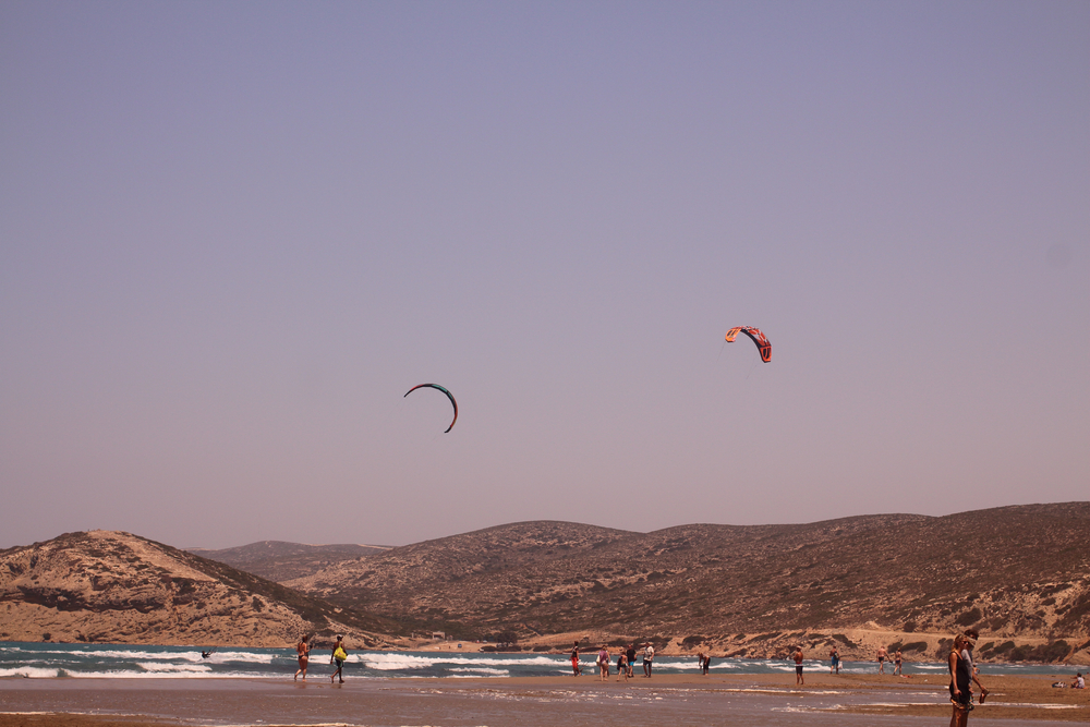 Cypel Prasonisi na Rodos, mierzeja między dwoma morzami z kitesurferami