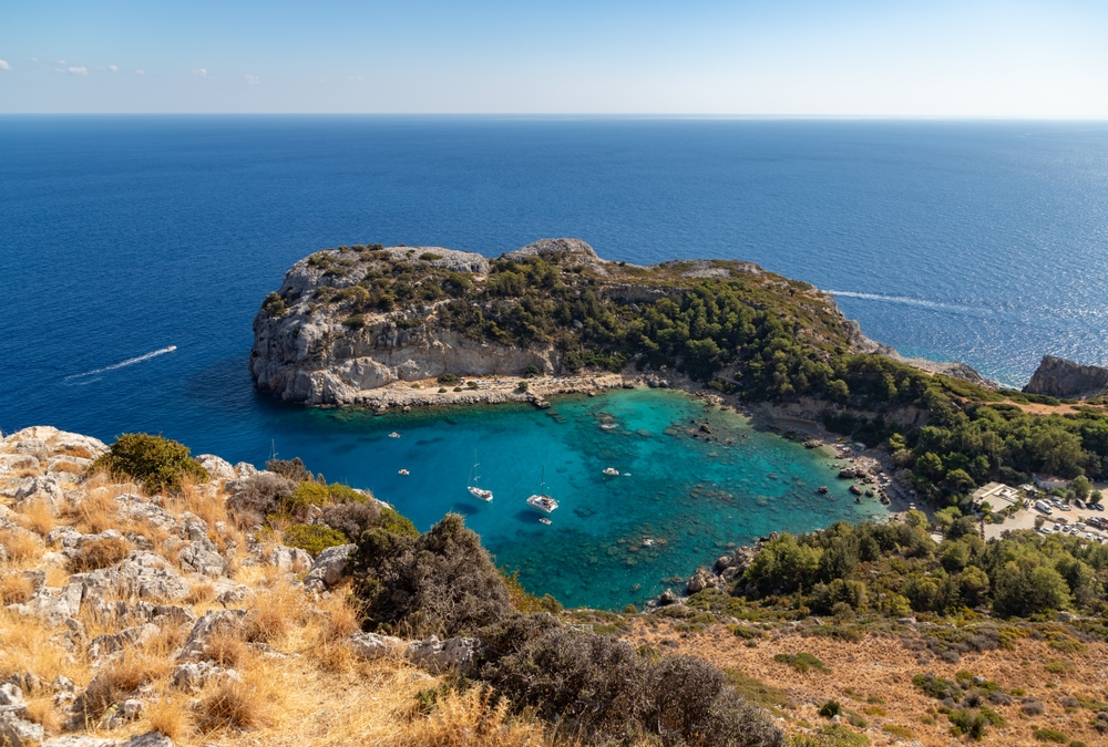 Zatoka Anthony Quinn na Rodos, skaliste brzegi i turkusowa woda do snorkelingu