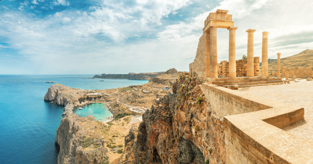 Akropol w Lindos na Rodos nad zatoką Świętego Pawła z turkusową wodą