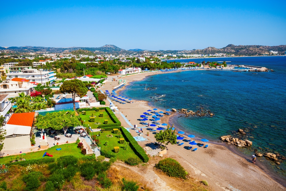 Plaża Faliraki na Rodos z leżakami hotelu all inclusive