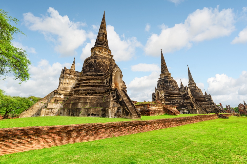 Ceglane czedi Wat Phra Si Sanphet na terenie parku historycznego Ayutthaya