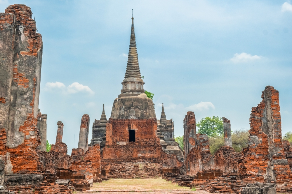 Rzędy stup Wat Phra Si Sanphet w dawnej stolicy Ayutthaya
