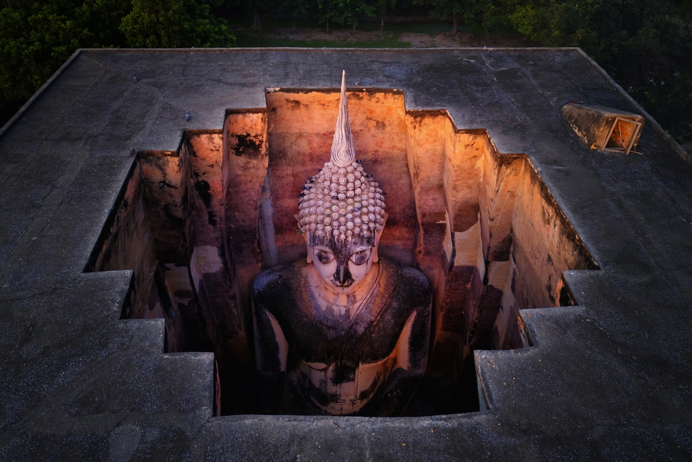 Widok z lotu ptaka na leżącego Buddę w Wat Si Chum w Ayutthai