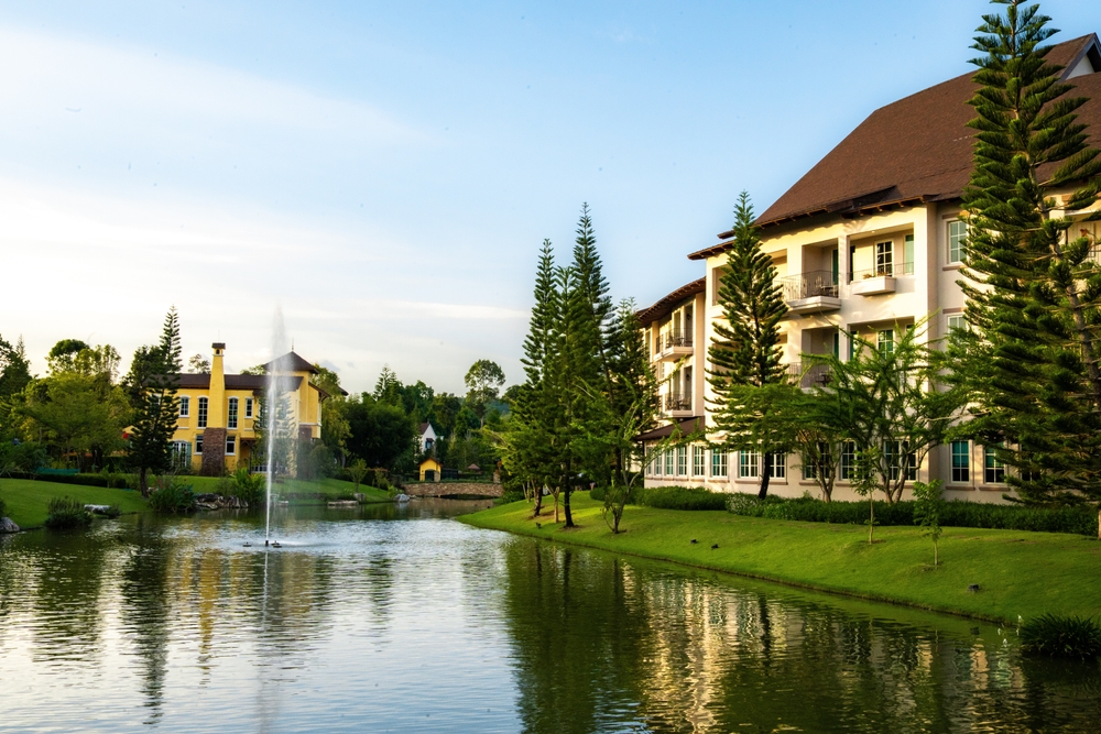 Rezydencja w europejskim stylu nad stawem w Toscana Valley w Khao Yai