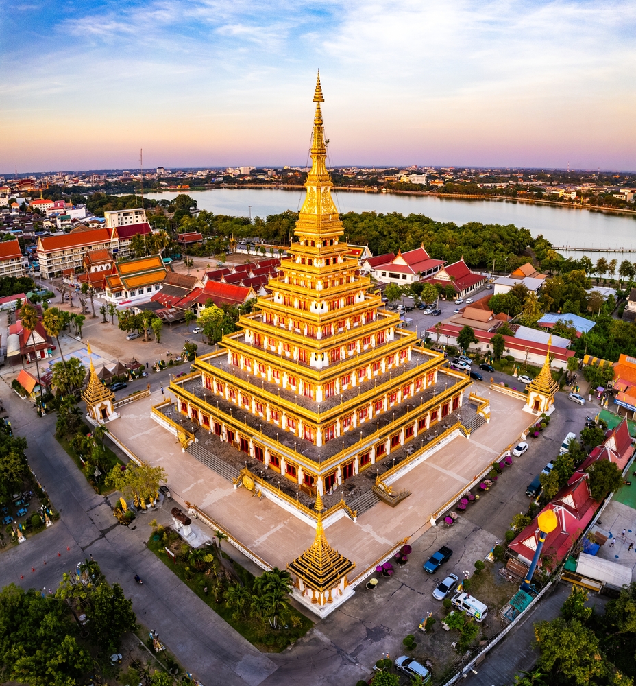 Wat Nong Waeng z pagodą Phra Mahathat w Khon Kaen z lotu ptaka