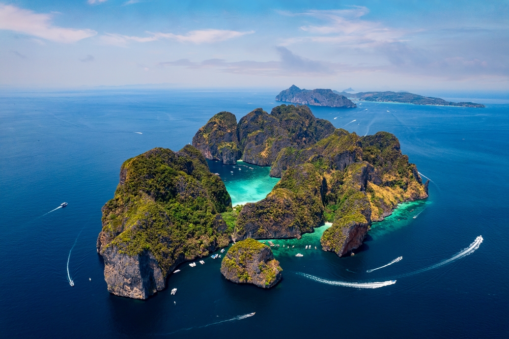Koh Phi Phi Leh z zatoką Maya Bay widziane z drona