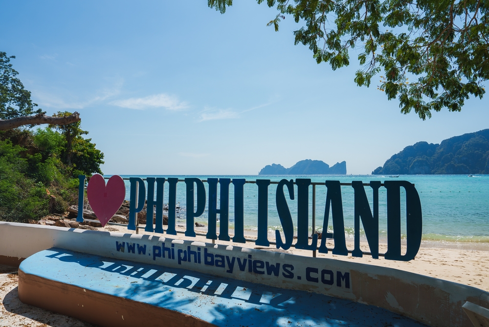 Kolorowy szyld powitalny na Koh Phi Phi