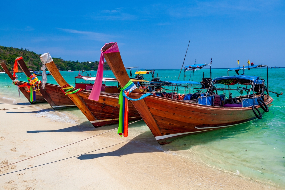 Tradycyjna łódź longtail przy brzegu Koh Phi Phi Don