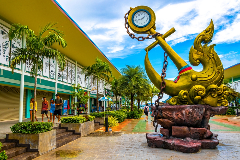 Kotwica łodzi na płyciźnie przy Koh Phi Phi w prowincji Krabi