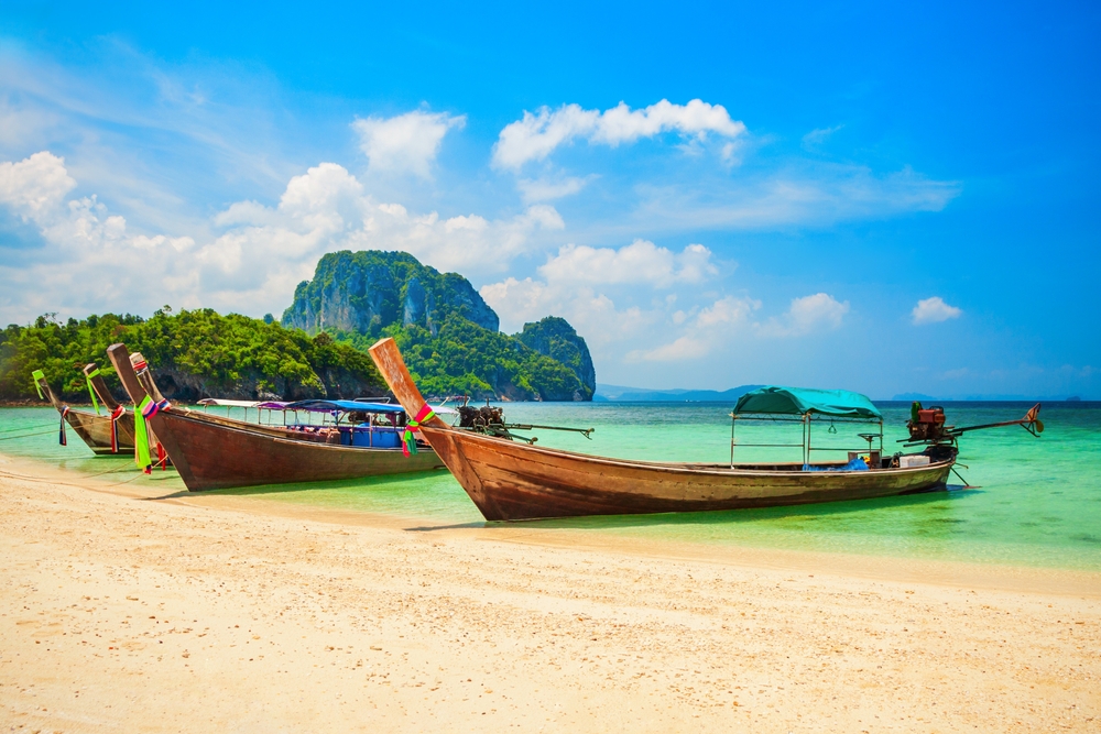 Łodzie przy plaży z wapienną skałą w rejonie Koh Samui