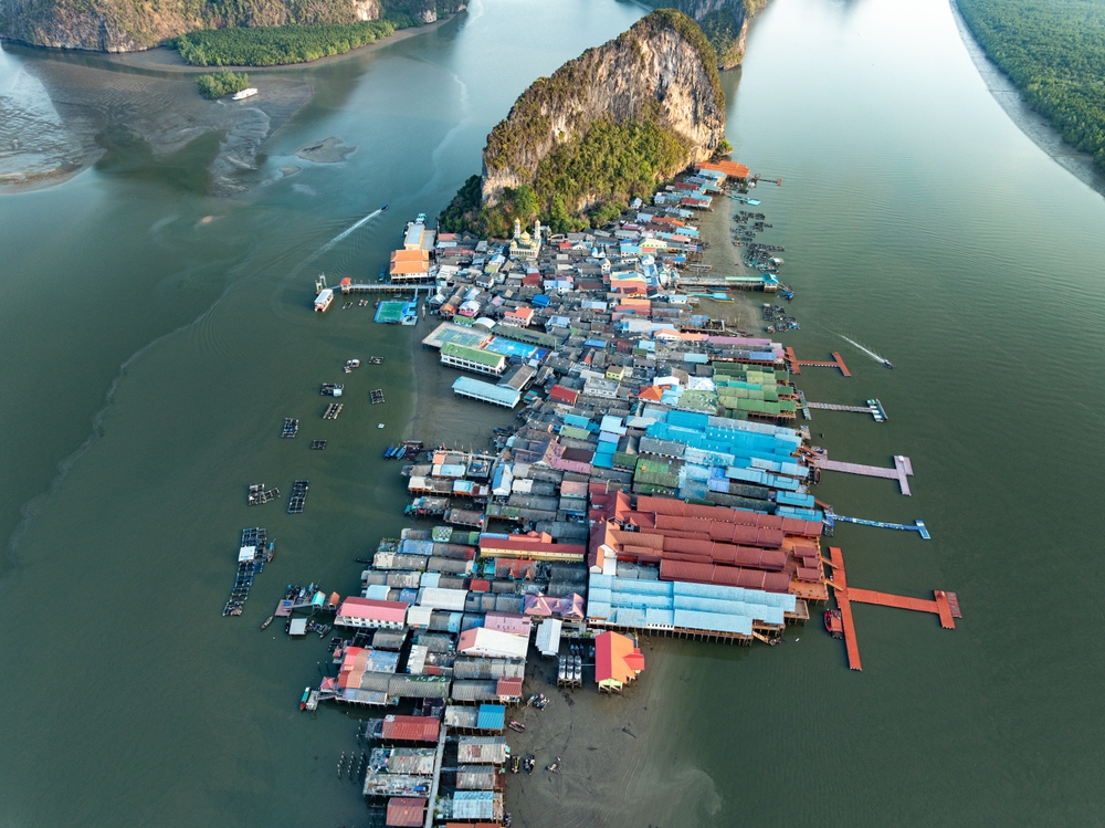 Wioska Koh Panyee w zatoce Phang Nga z lotu ptaka