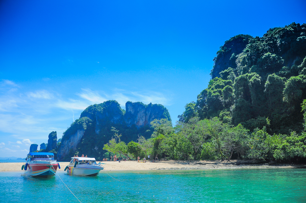 Łodzie motorowe przy wyspach Hong w zatoce Phang Nga