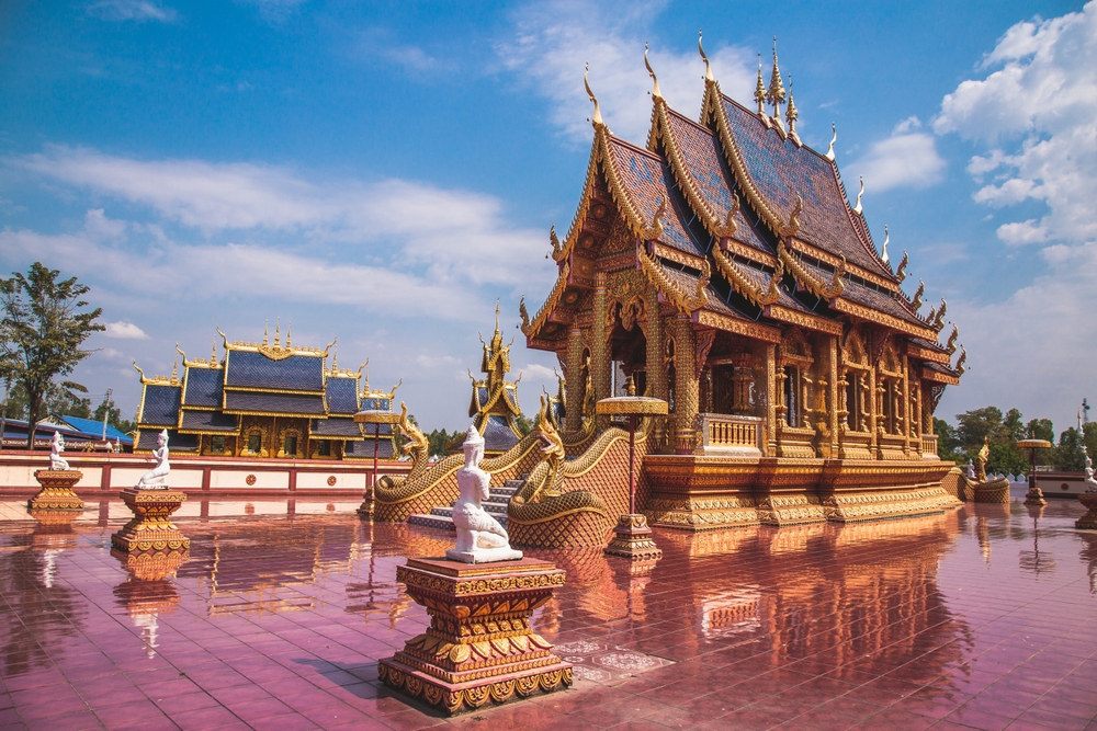 Błękitna świątynia Wat Phipat Mongkhon w Sukhothai