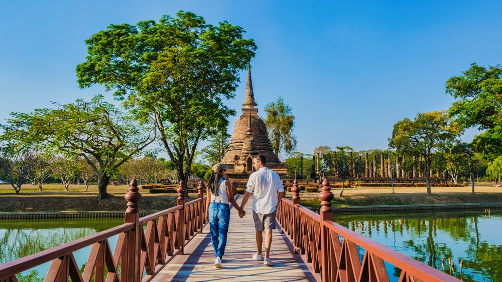 Zwiedzający przy Wat Sa Si w dawnej stolicy Sukhothai