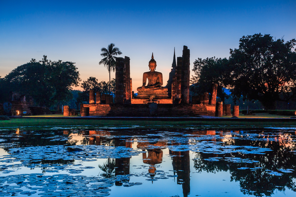 Ruiny starego miasta w parku historycznym Sukhothai