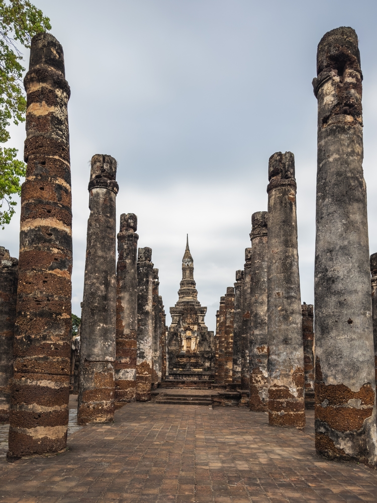Kamienne kolumny prowadzące do stupy w Sukhothai