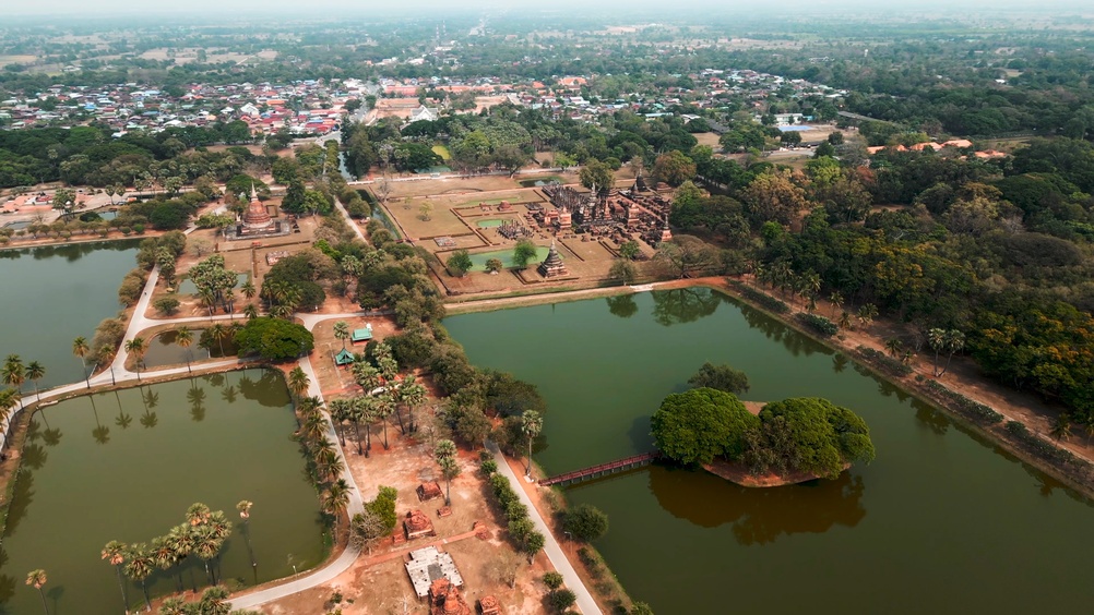 Świątynie i sadzawki parku historycznego Sukhothai z góry