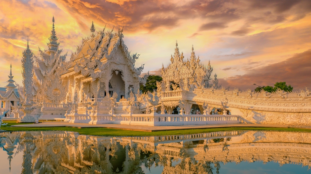 Biała Świątynia Wat Rong Khun w Chiang Rai o zachodzie słońca