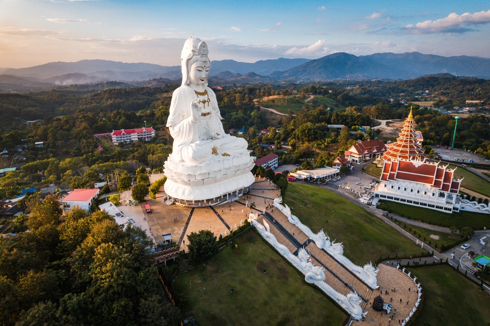 Posąg Guan Yin i dziewięciopiętrowa pagoda w Wat Huay Pla Kang z lotu ptaka