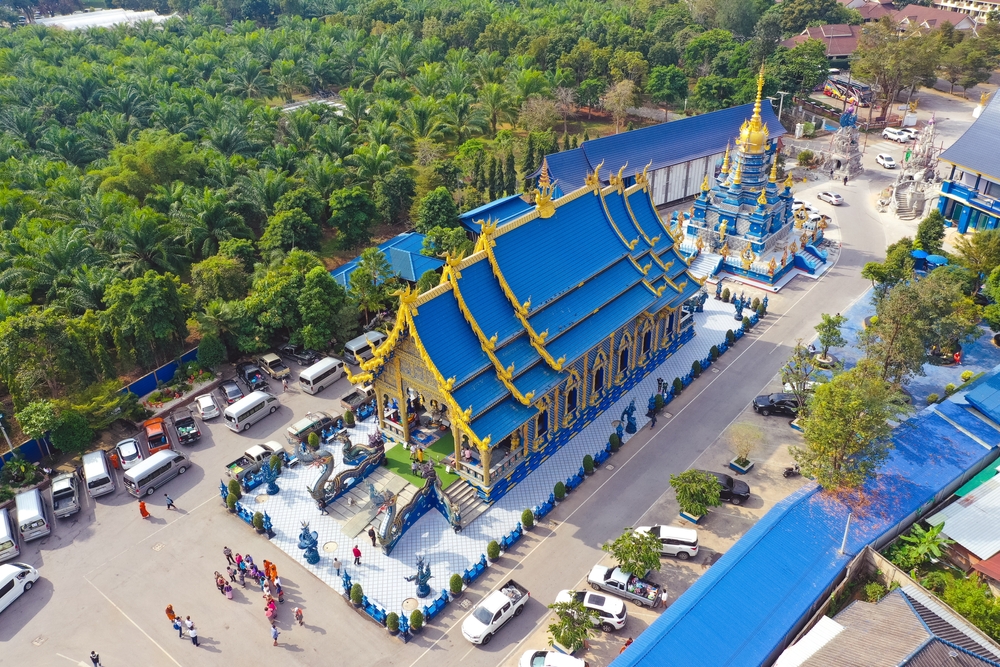 Niebieska Świątynia Wat Rong Suea Ten w Chiang Rai z lotu ptaka